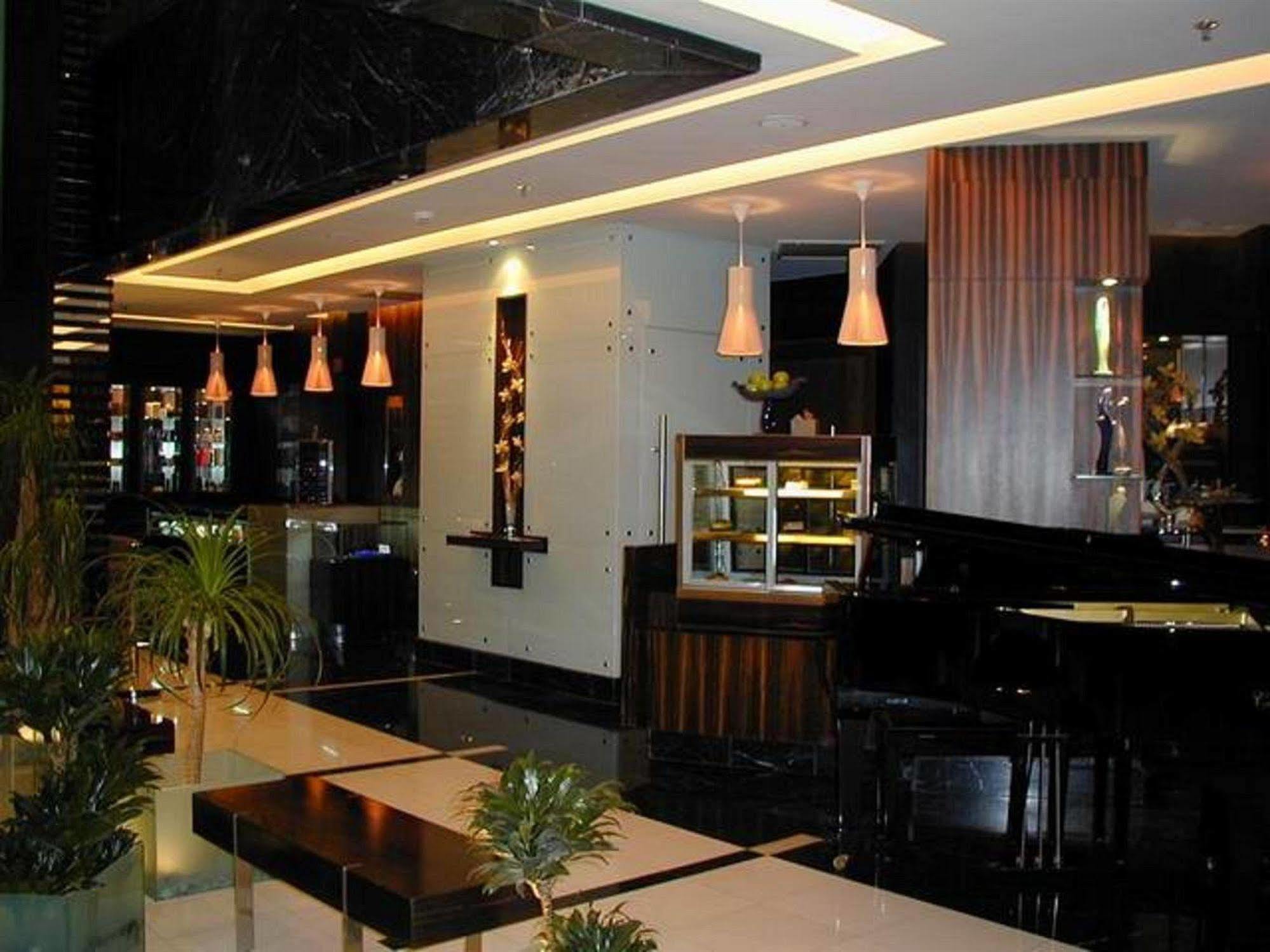 Hotel Le Royal Tower Kuwait City Exterior foto